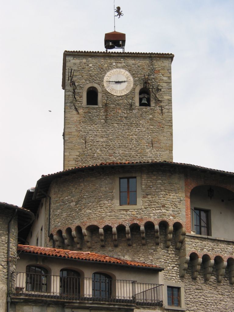 Rocca Ariostesca E Torre Orologio