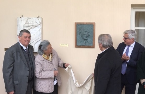 Bassorilievo Giurlani. Da Sinistra Franco Mungai Anna Giurlani Arnaldo Terreni Marcello Bertocchini