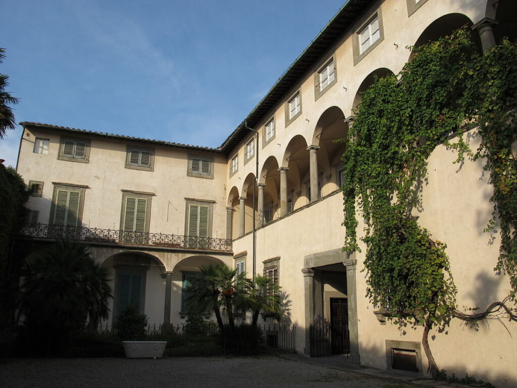 Palazzo Mansi Cortile 02